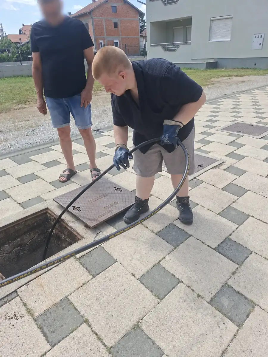 Čišćenje začepljene kanalizacije kroz revizijski šaht